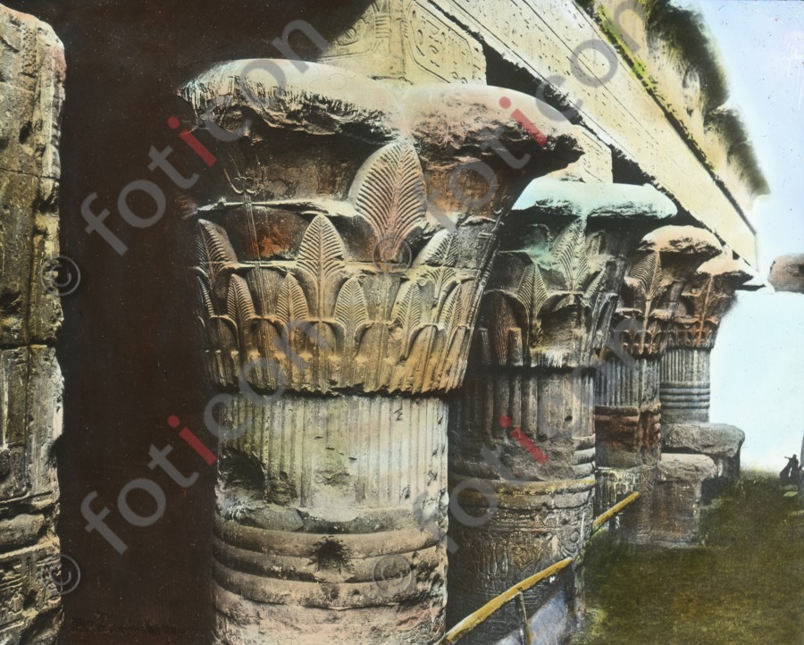 Säulenkapitelle des altägyptischen Chnum-Tempels | Column capitals of the ancient Egyptian Chnum temple  - Foto foticon-simon-008-063.jpg | foticon.de - Bilddatenbank für Motive aus Geschichte und Kultur